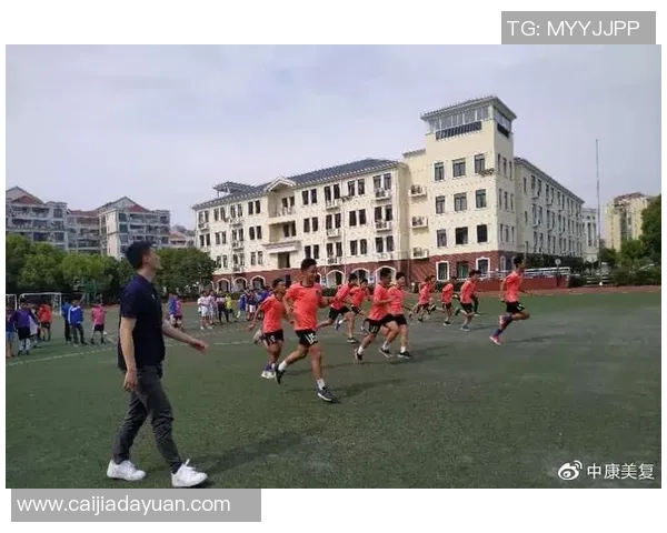 青岛东清足球俱乐部携手社区共建足球文化助力青少年成长与发展